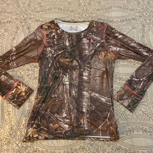 Under Armour size Large women’s fitted camoflauge long sleeve shirt
